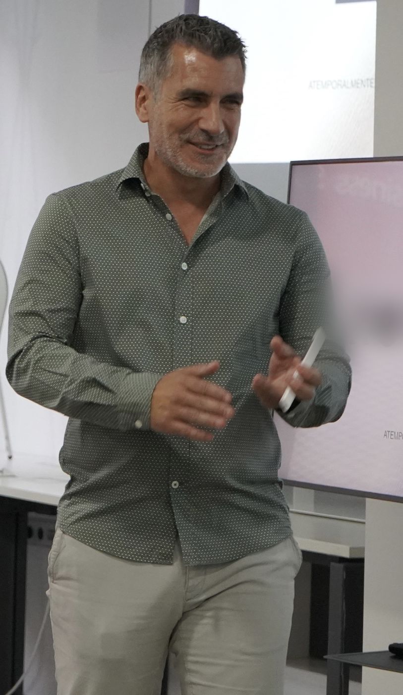 David de Miguel impartiendo una sesión de formación ejecutiva