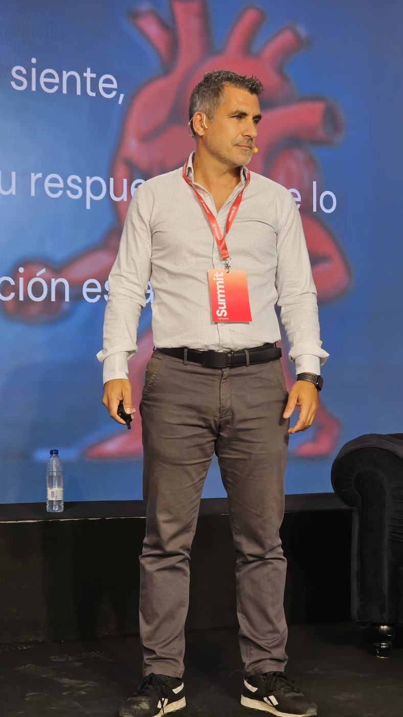 David de Miguel dando una ponencia sobre liderazgo e inteligencia emocional en el Factorial Summit